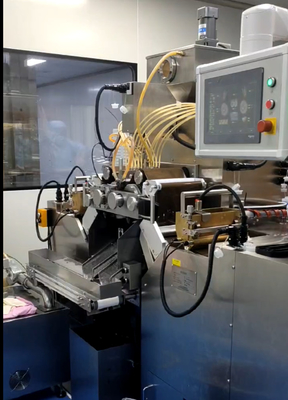 セルボ制御ソフトジェルカプセル製造機械 ダイロール速度1~7rpm ≤±2% 詰め精度